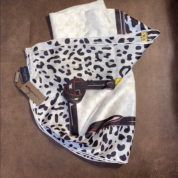Louis Vuitton Scarf - Picture 2 of 3